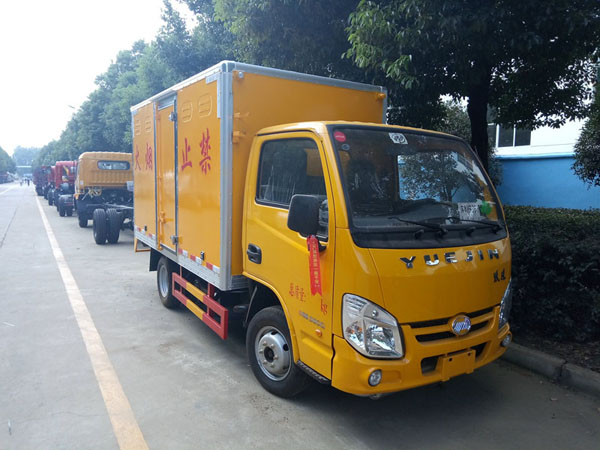 跃进3.3米柴油（蓝牌）侵蚀品厢式deep色客
